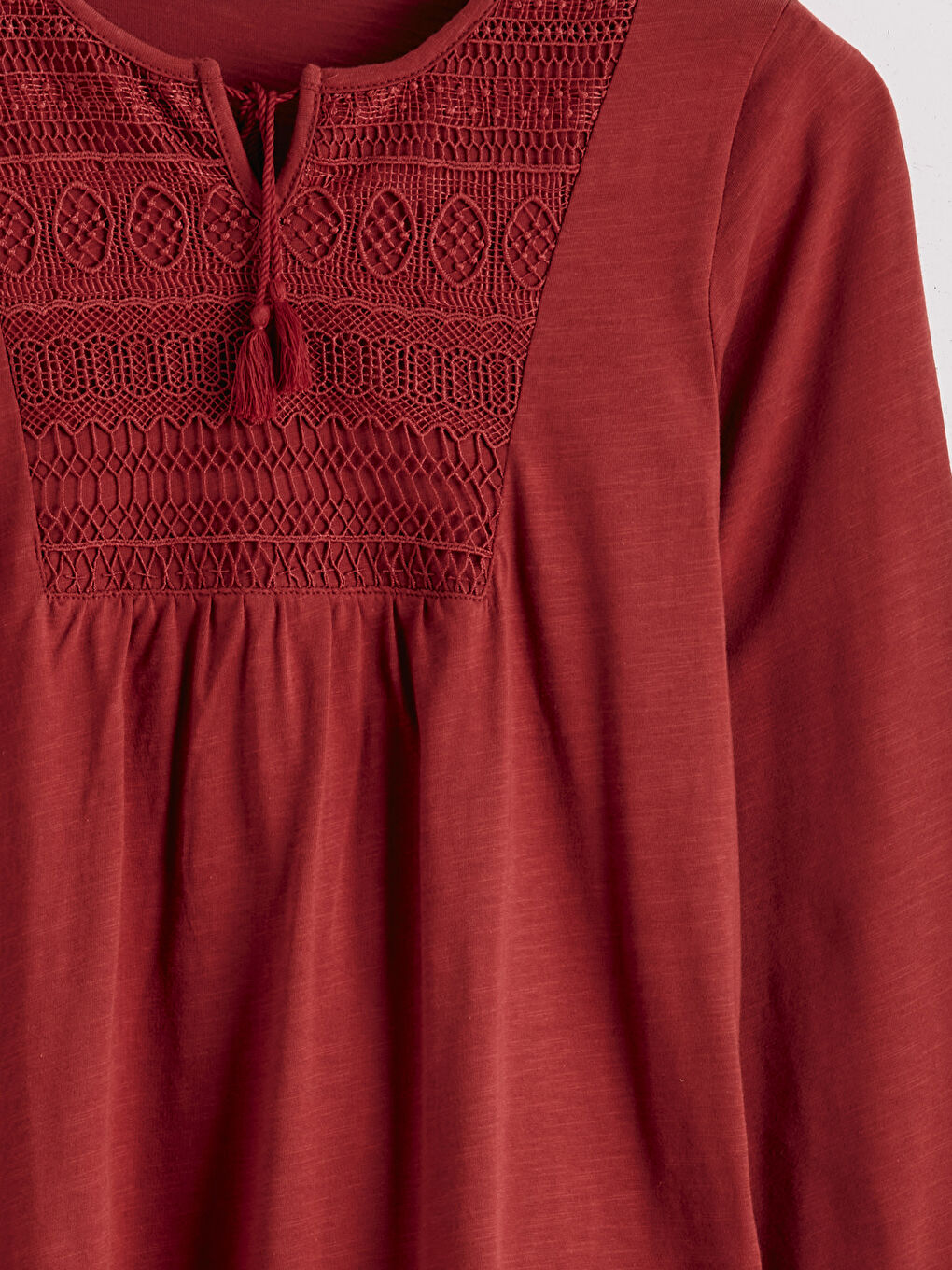 Kırmızı Bağlamalı Yaka Nakışlı Bluz-5