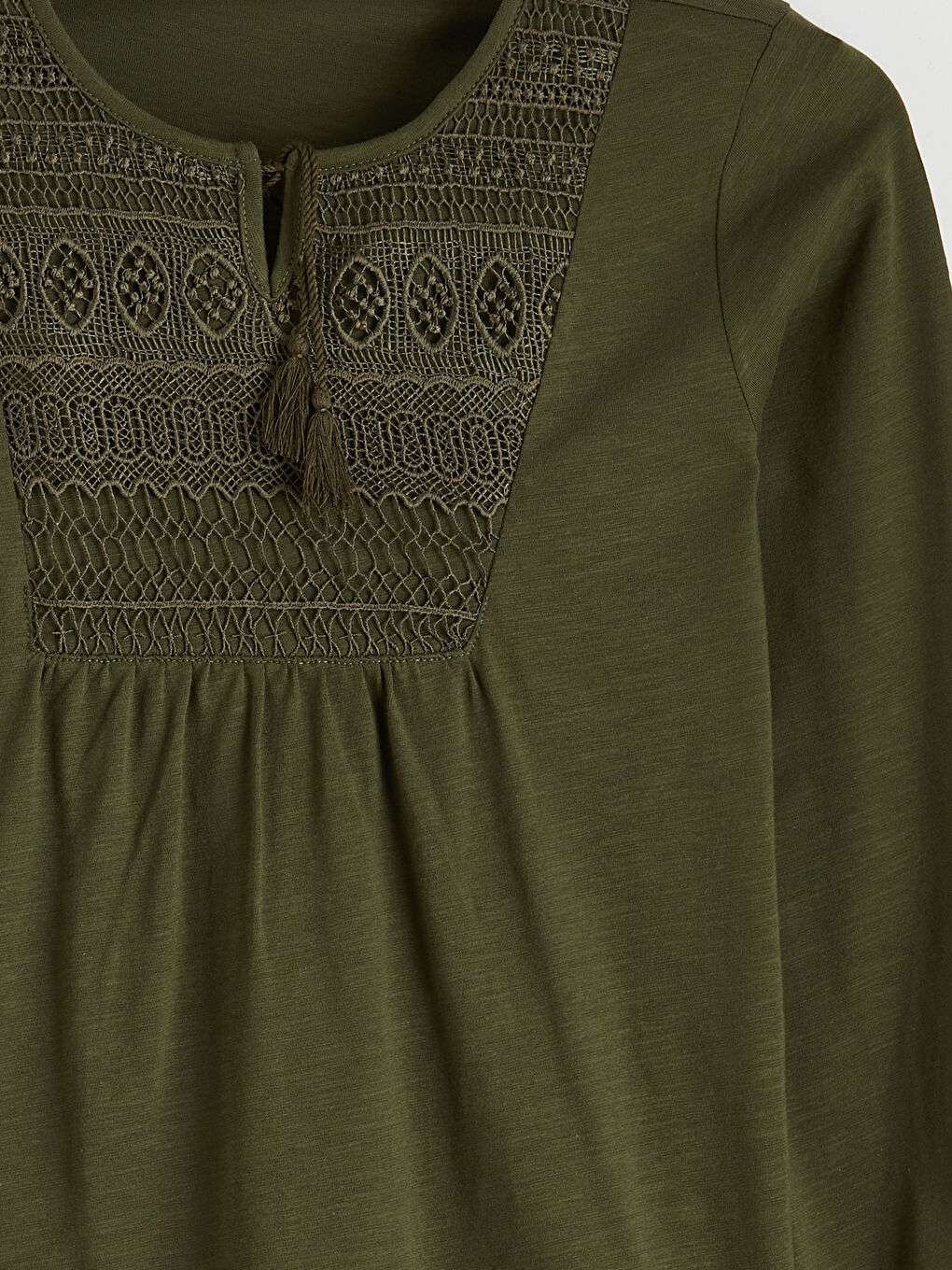 Yeşil Bağlamalı Yaka Nakışlı Bluz-1