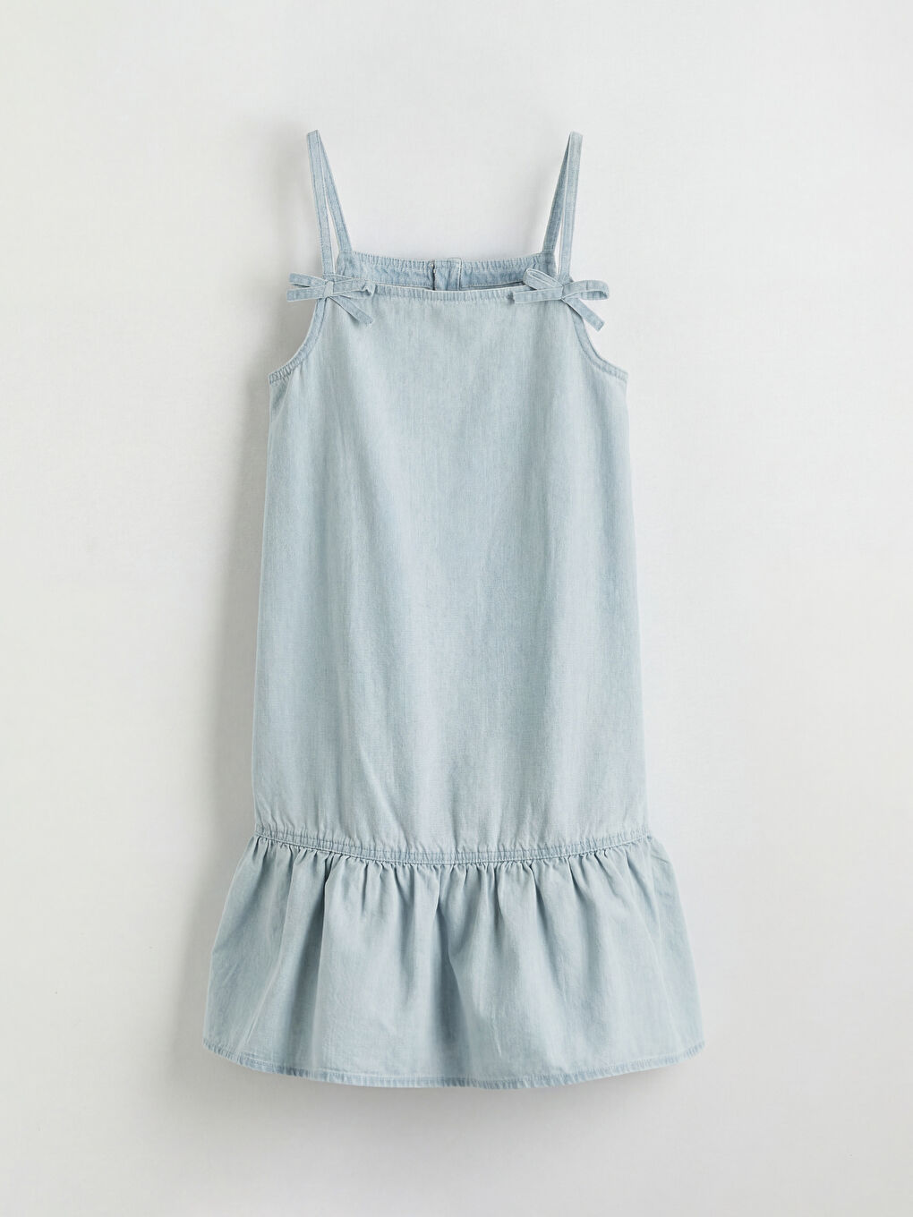 Дънкова рокля за момичета с панделка и тънки презрамки