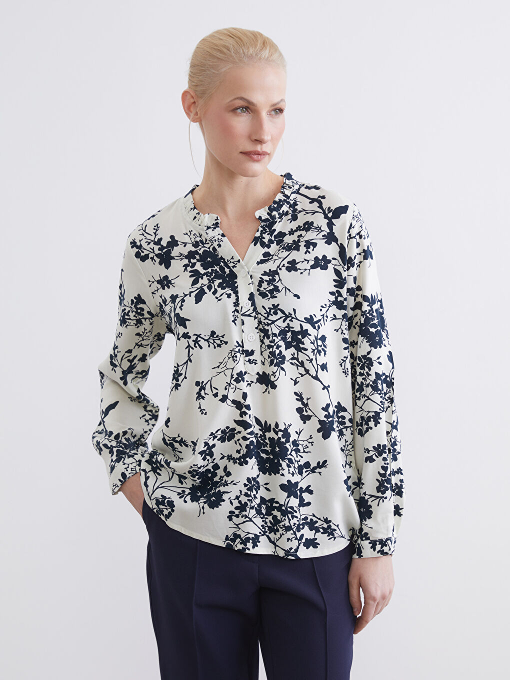 Kaçık Yaka Çiçekli Bluz	