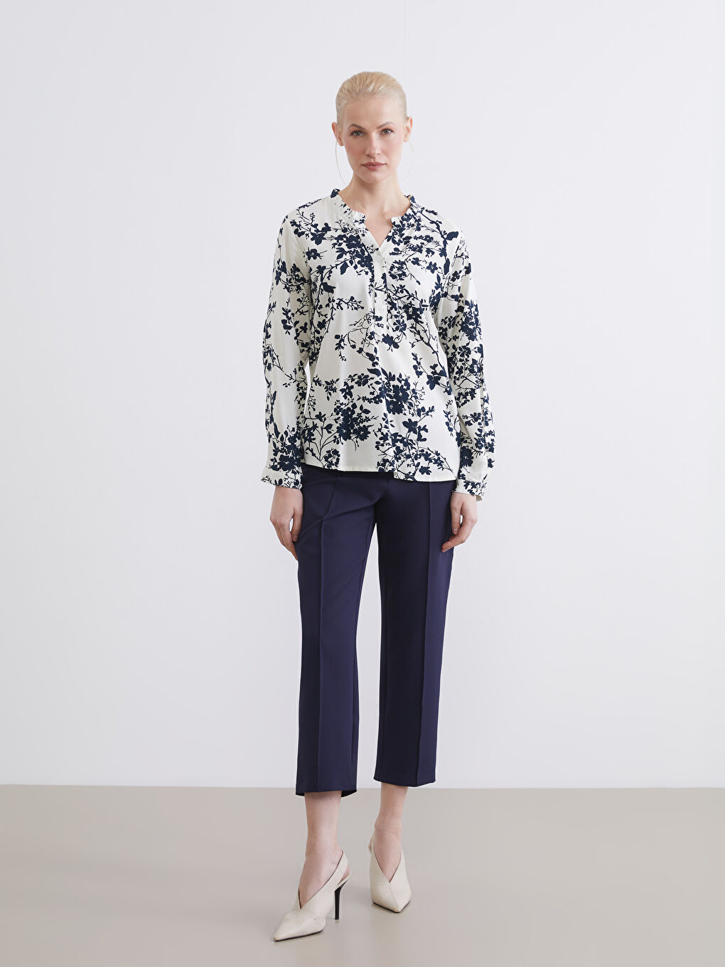 Kaçık Yaka Çiçekli Bluz	-1