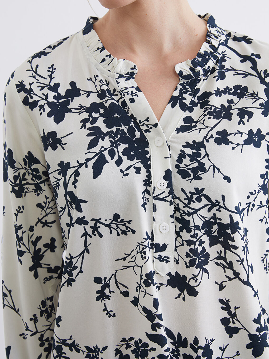 Kaçık Yaka Çiçekli Bluz	-2