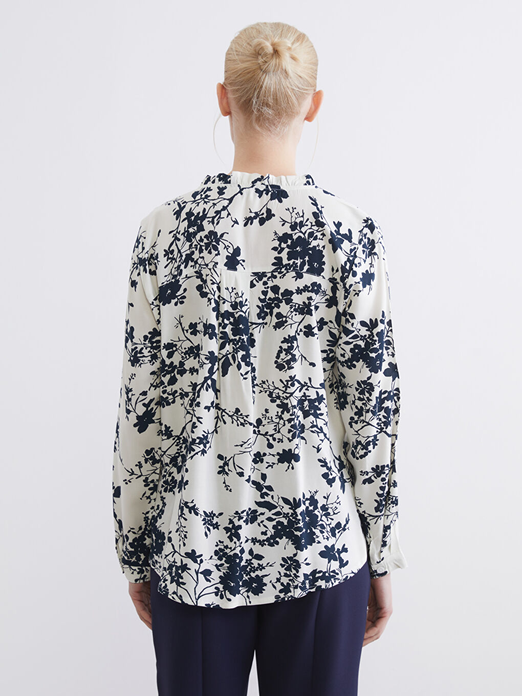 Kaçık Yaka Çiçekli Bluz	-3