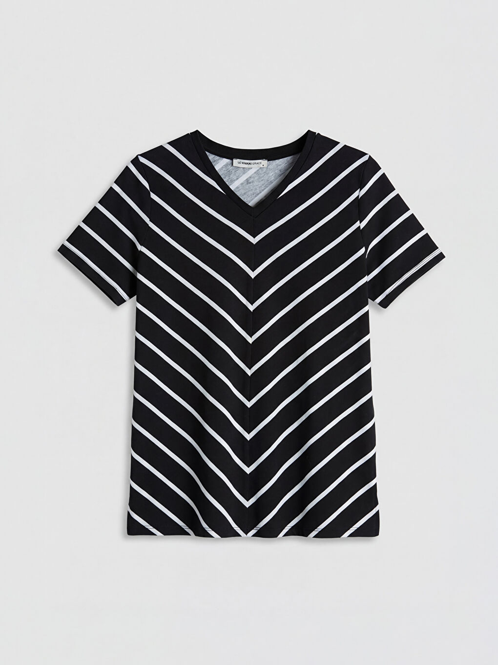 Siyah V Yaka Çizgili Kadın Tişört