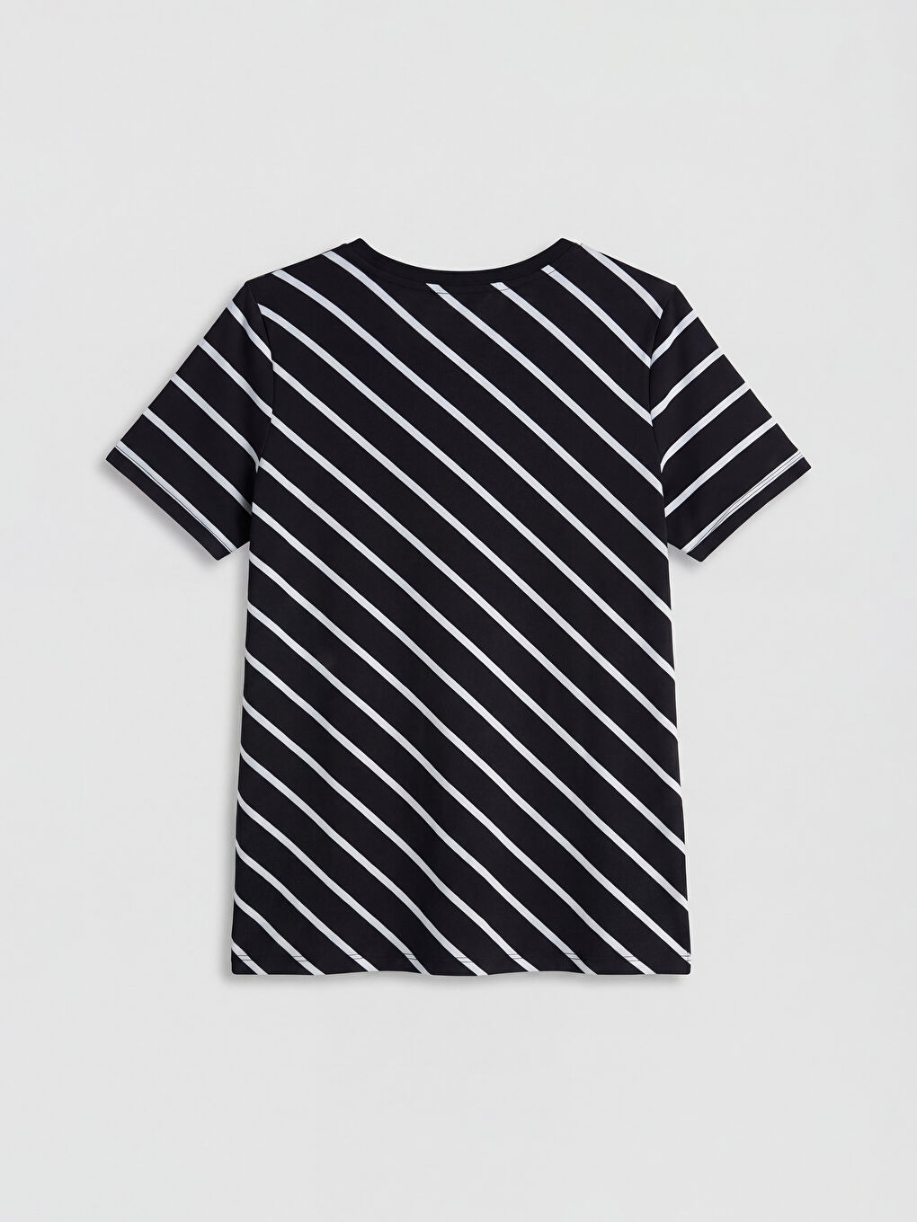 Siyah V Yaka Çizgili Kadın Tişört-1