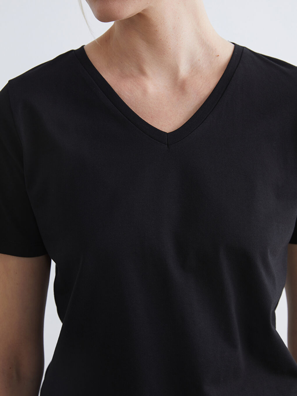 Siyah V Yaka Kadın Tişört-2