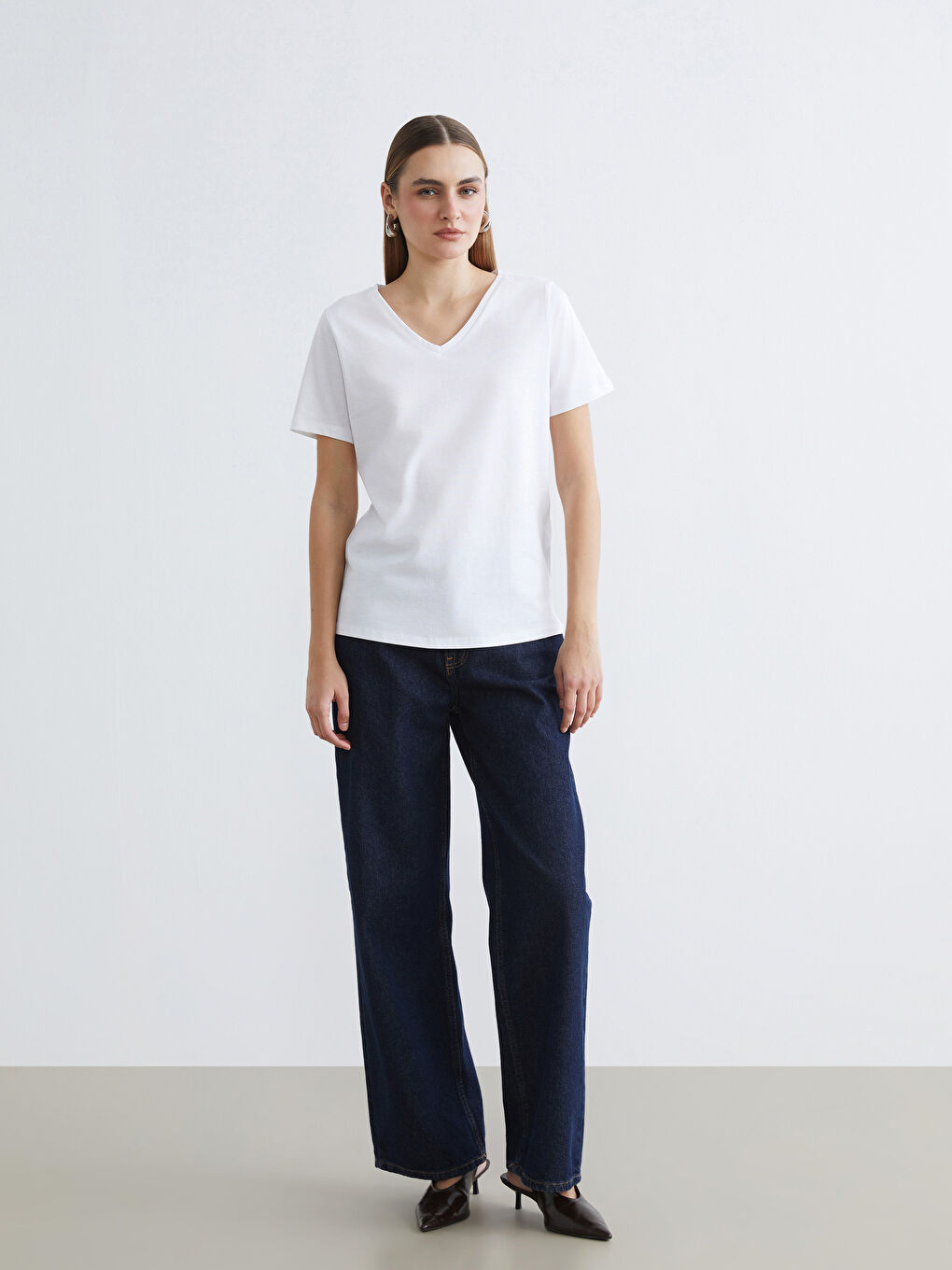 Beyaz V Yaka Kadın Tişört-1