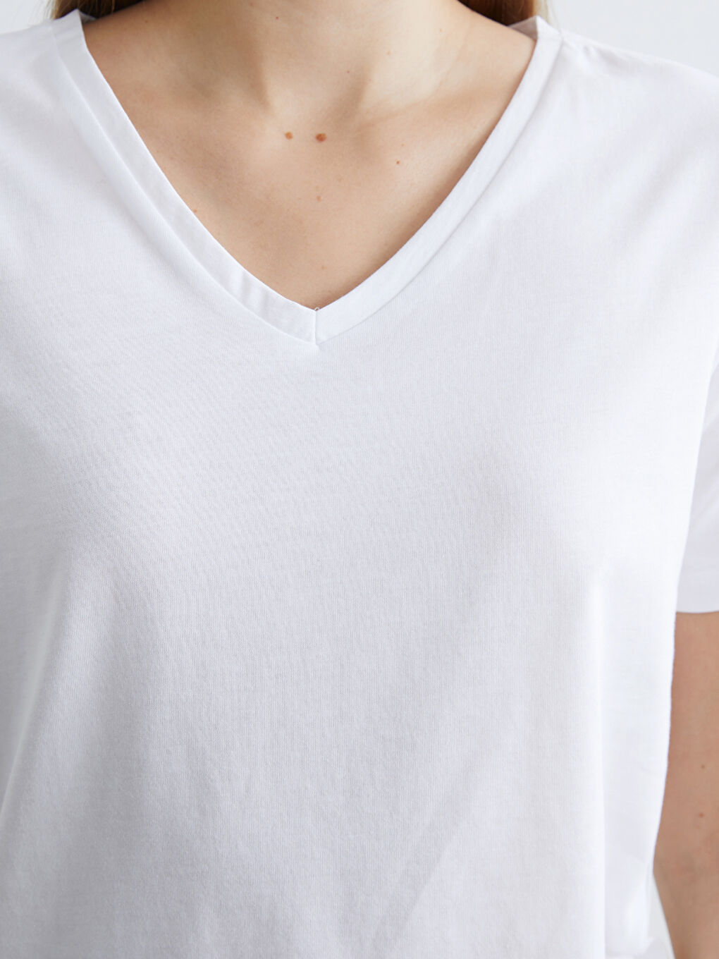 Beyaz V Yaka Kadın Tişört-2