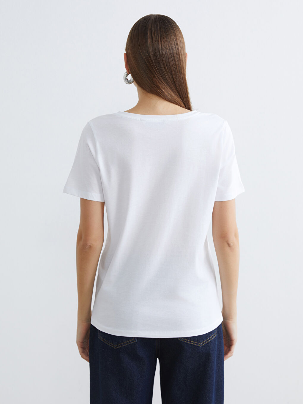 Beyaz V Yaka Kadın Tişört-3