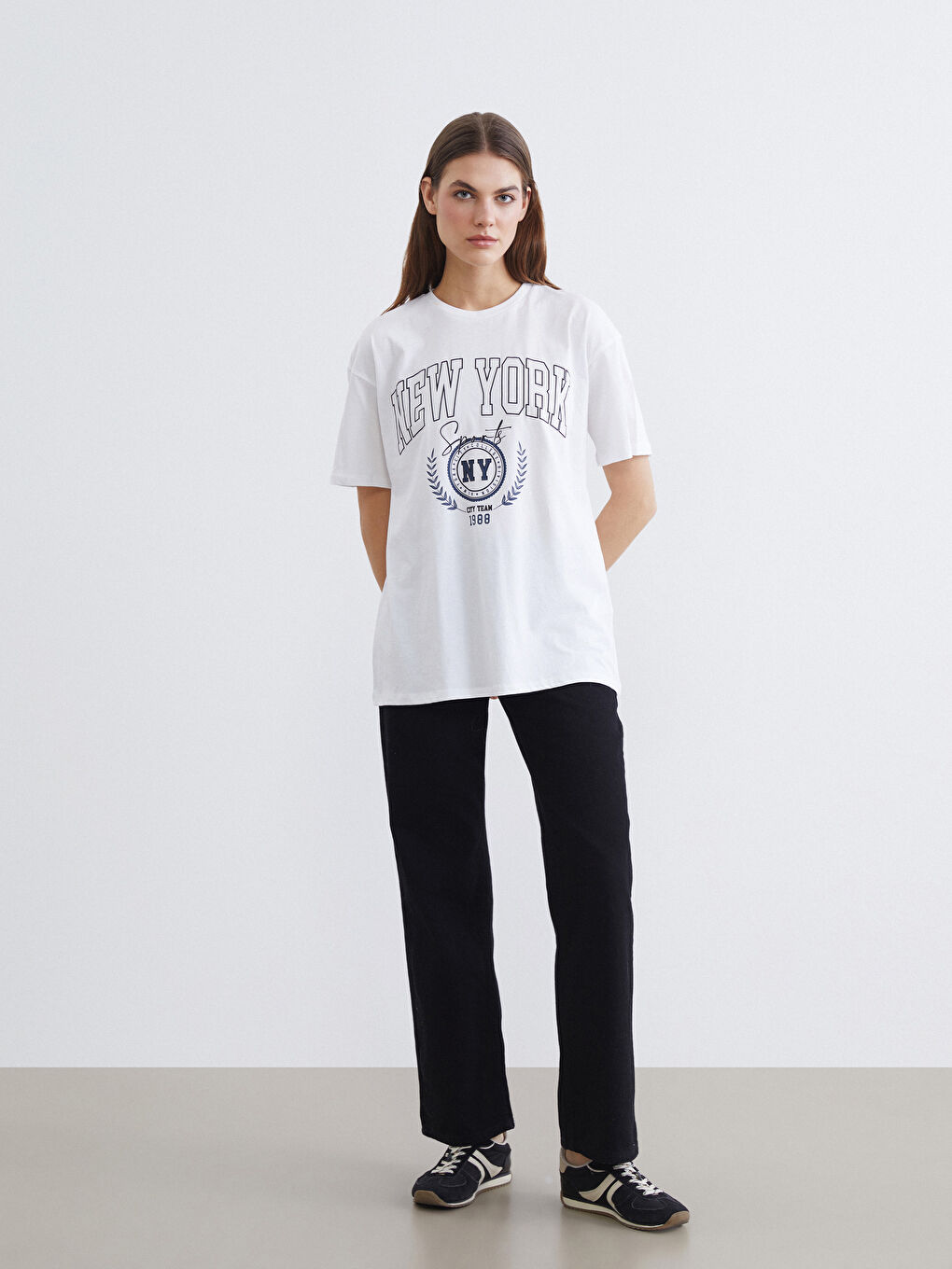 Beyaz Bisiklet Yaka New York Baskılı Kadın Tişört-1