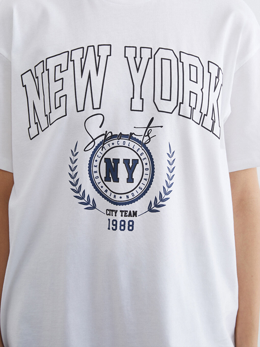 Beyaz Bisiklet Yaka New York Baskılı Kadın Tişört-2