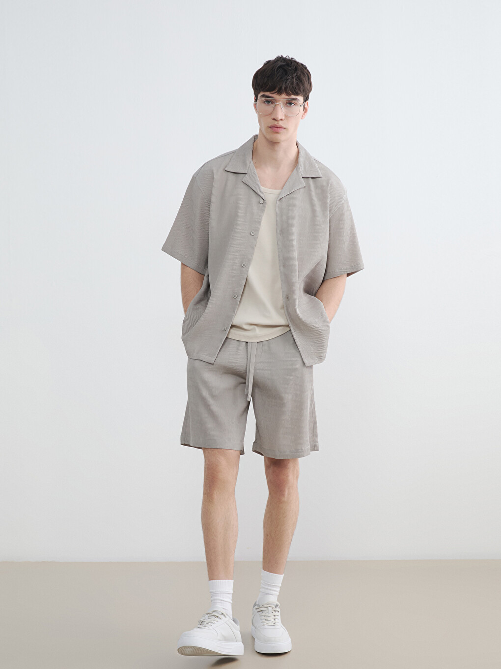 Crinkle Fabric Loose Fit Men's Shorts-1