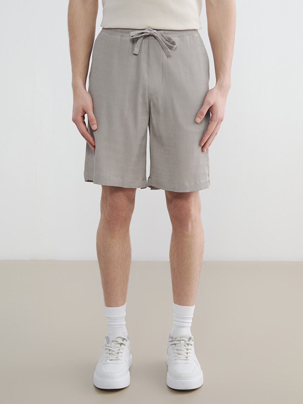 Crinkle Fabric Loose Fit Men's Shorts-2