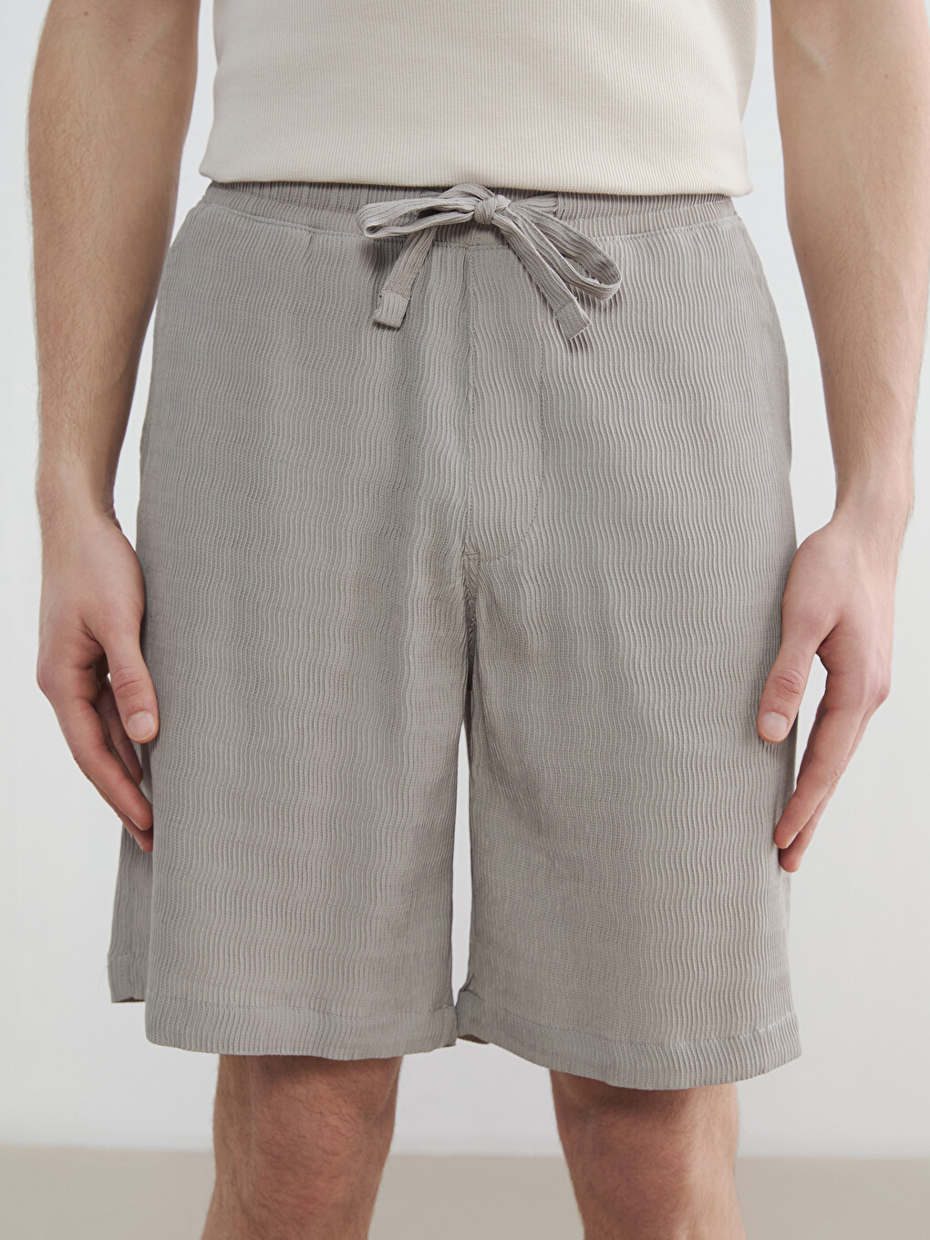 Crinkle Fabric Loose Fit Men's Shorts-4