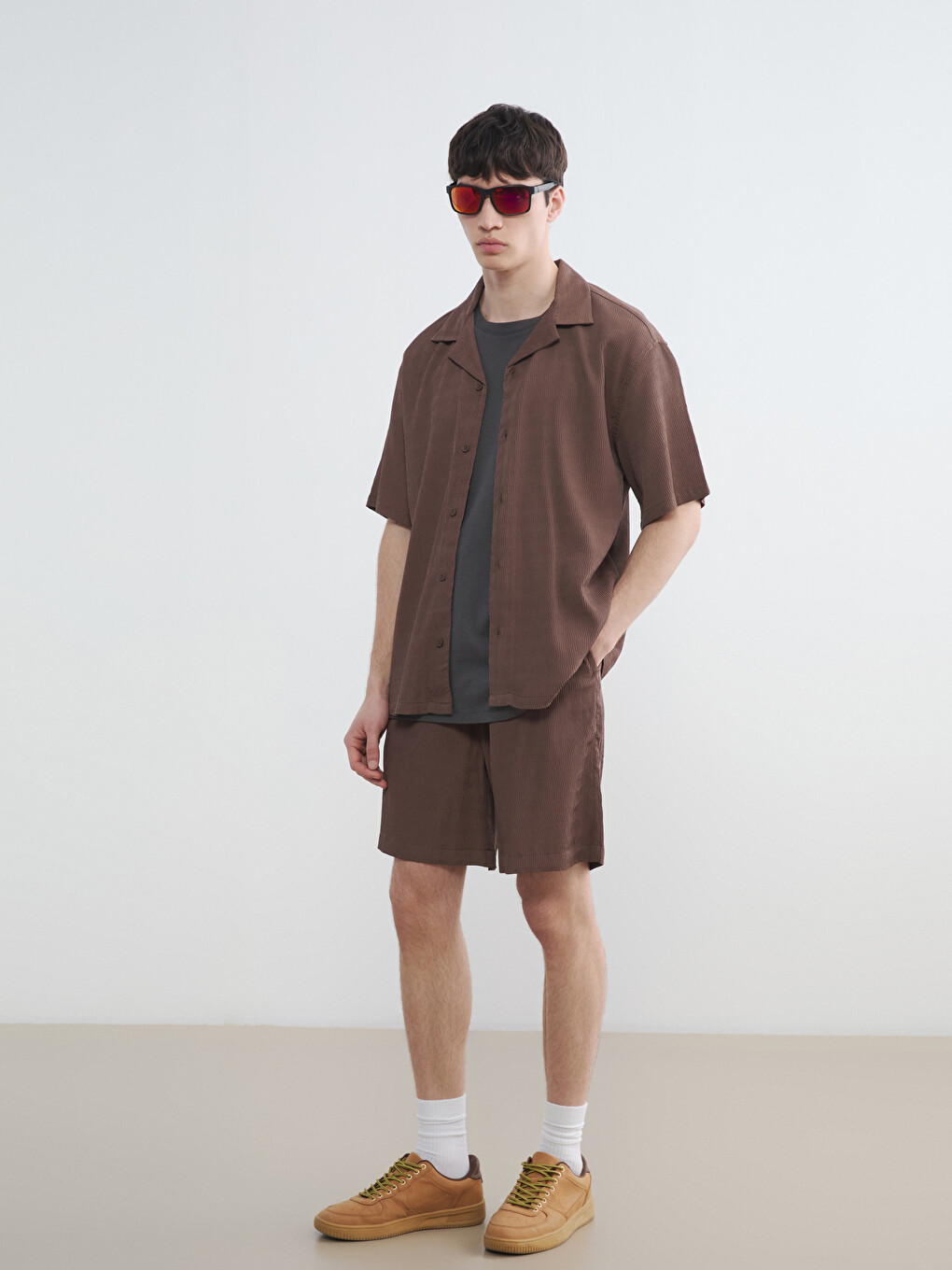 Crinkle Fabric Loose Fit Men's Shorts-1