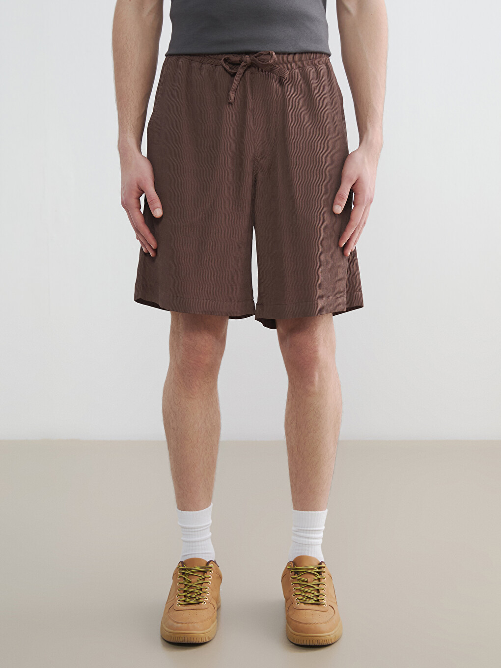 Crinkle Fabric Loose Fit Men's Shorts-2