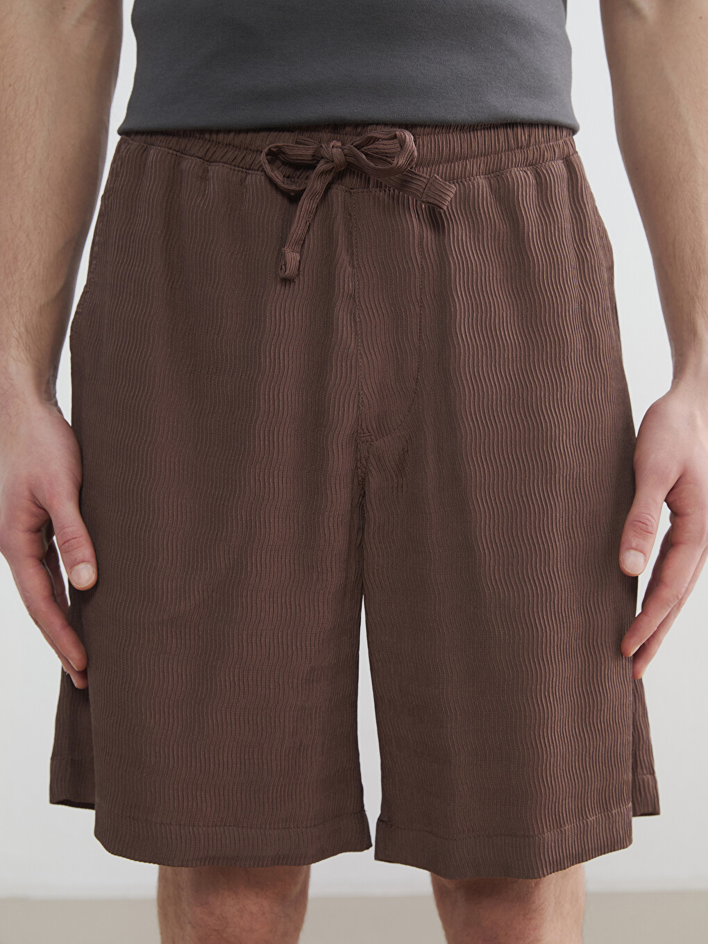Crinkle Fabric Loose Fit Men's Shorts-4