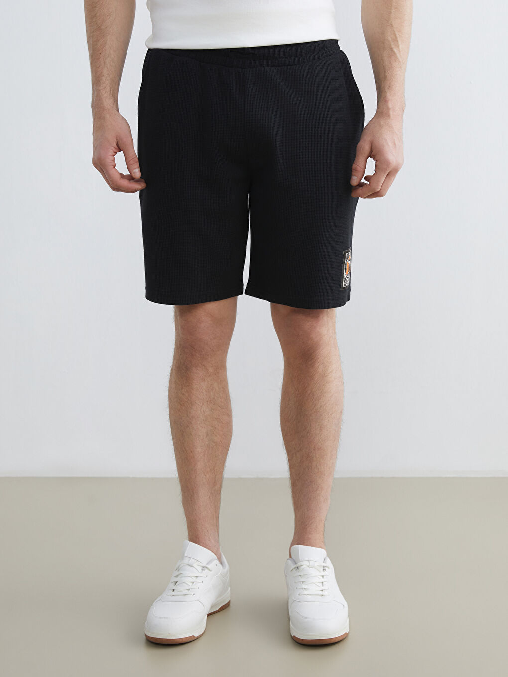 Siyah Standart Kalıp Erkek Şort-1