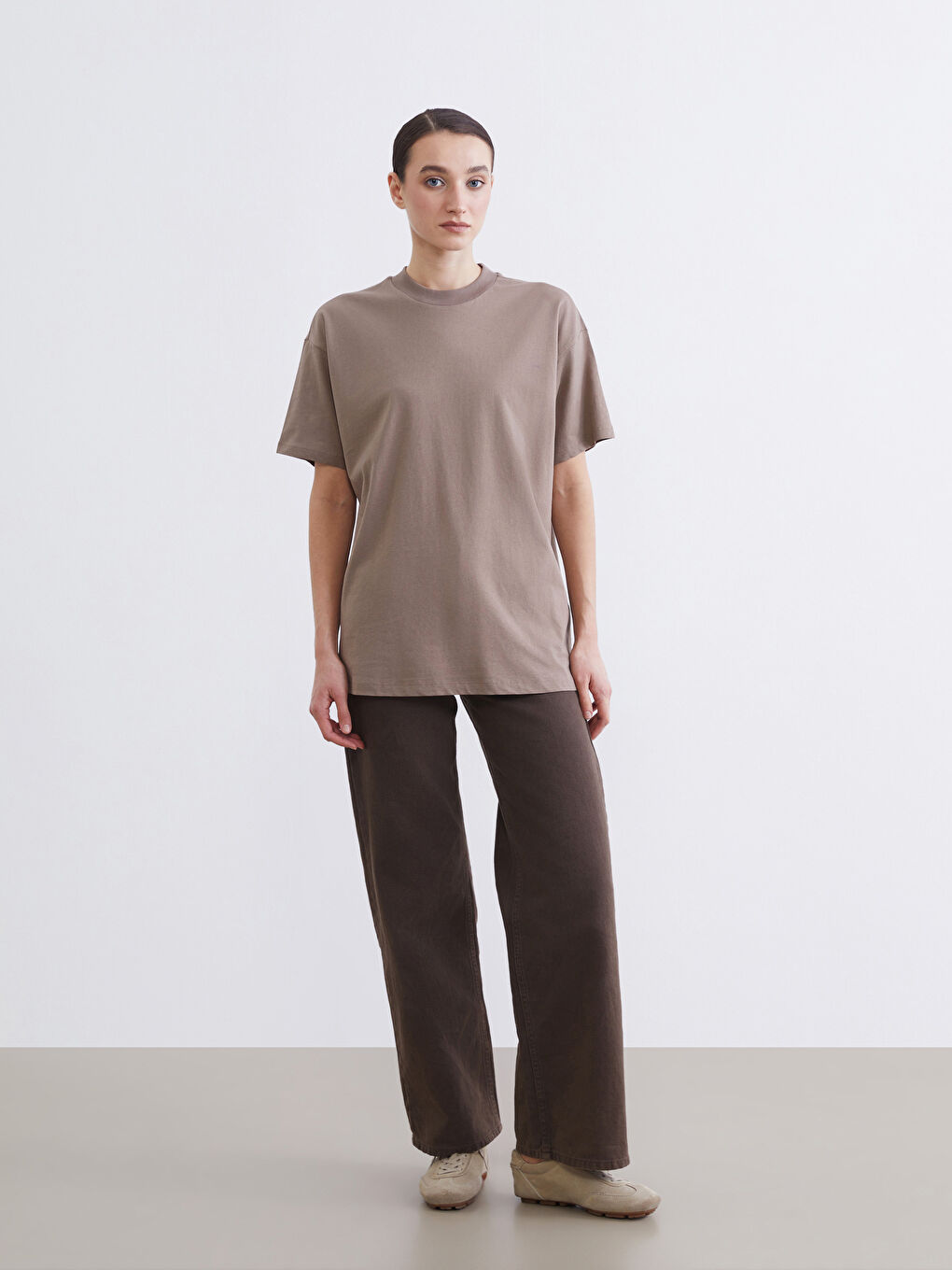 Kahverengi Bisiklet Yaka Kadın Tişört-1