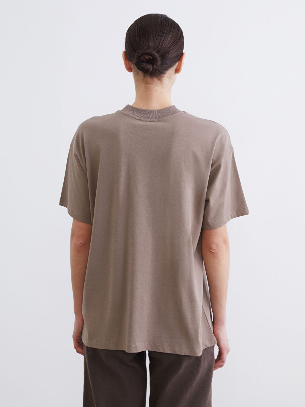 Kahverengi Bisiklet Yaka Kadın Tişört-3