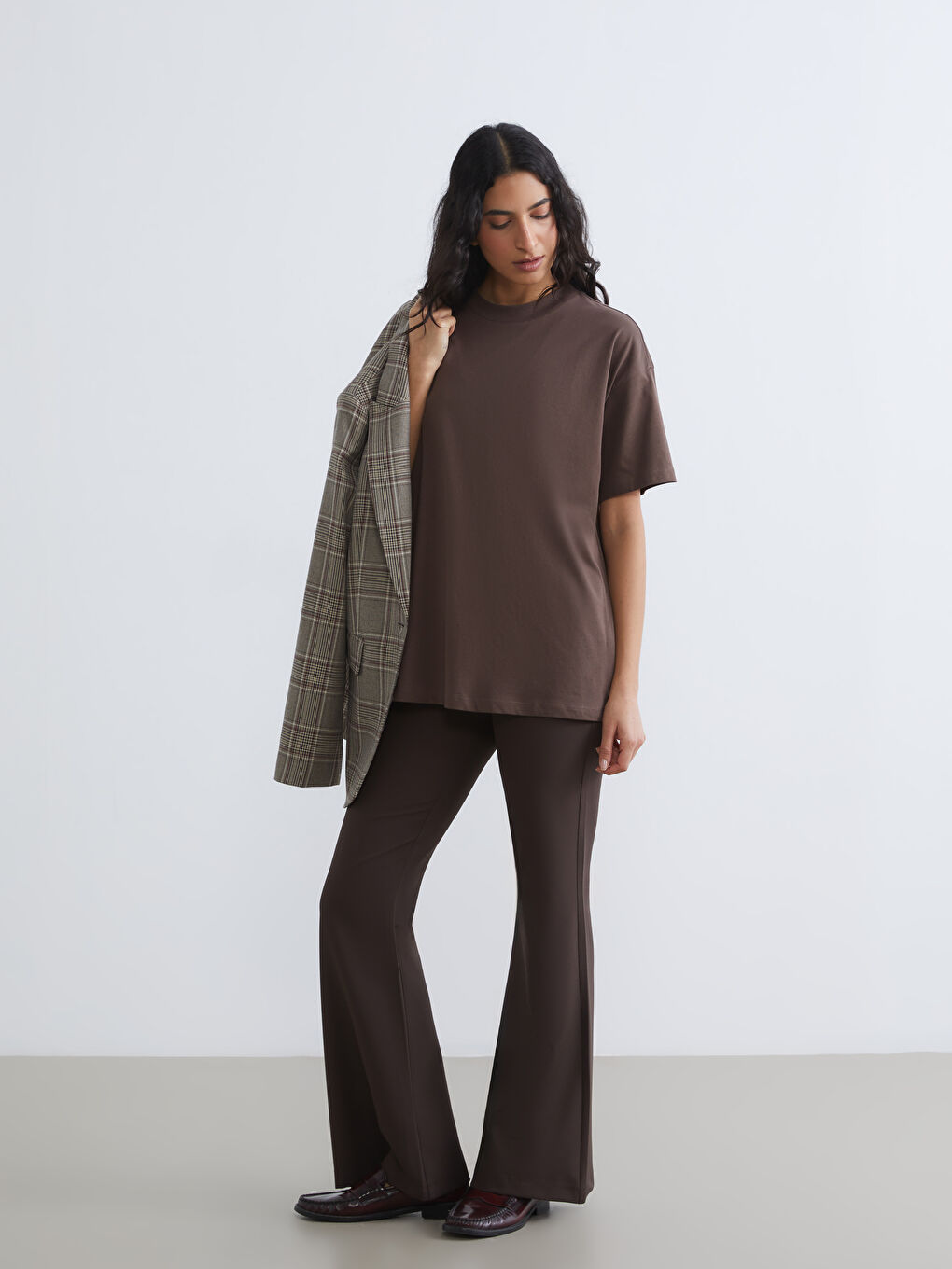 Kahverengi Bisiklet Yaka Kadın Tişört-1