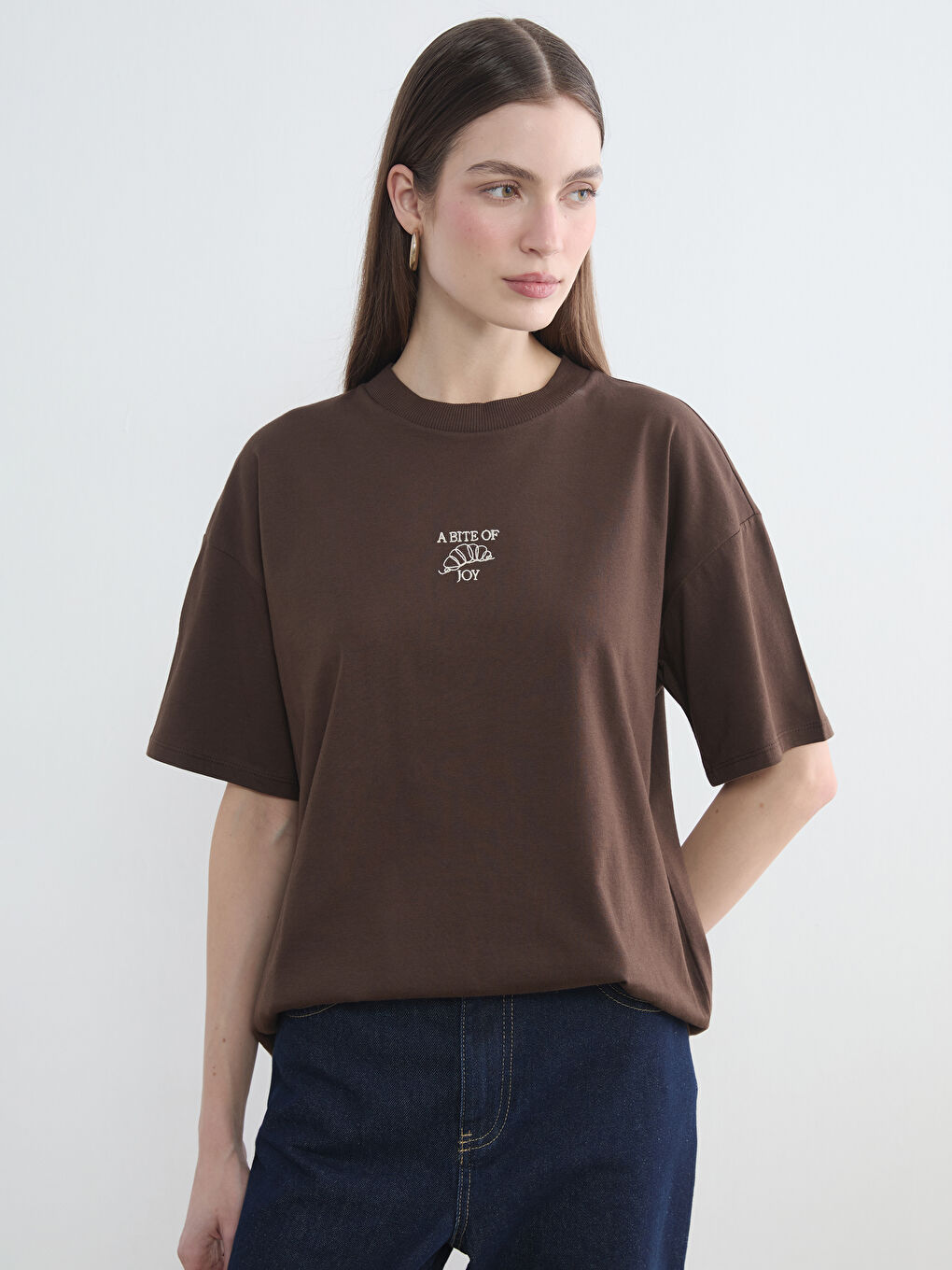 Kahverengi Bisiklet Yaka Baskılı Kadın Tişört