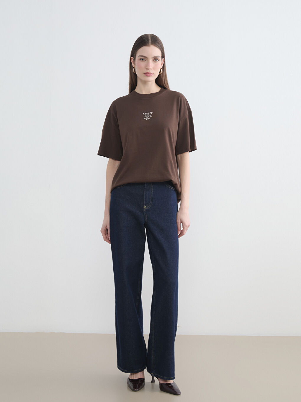 Kahverengi Bisiklet Yaka Baskılı Kadın Tişört-1