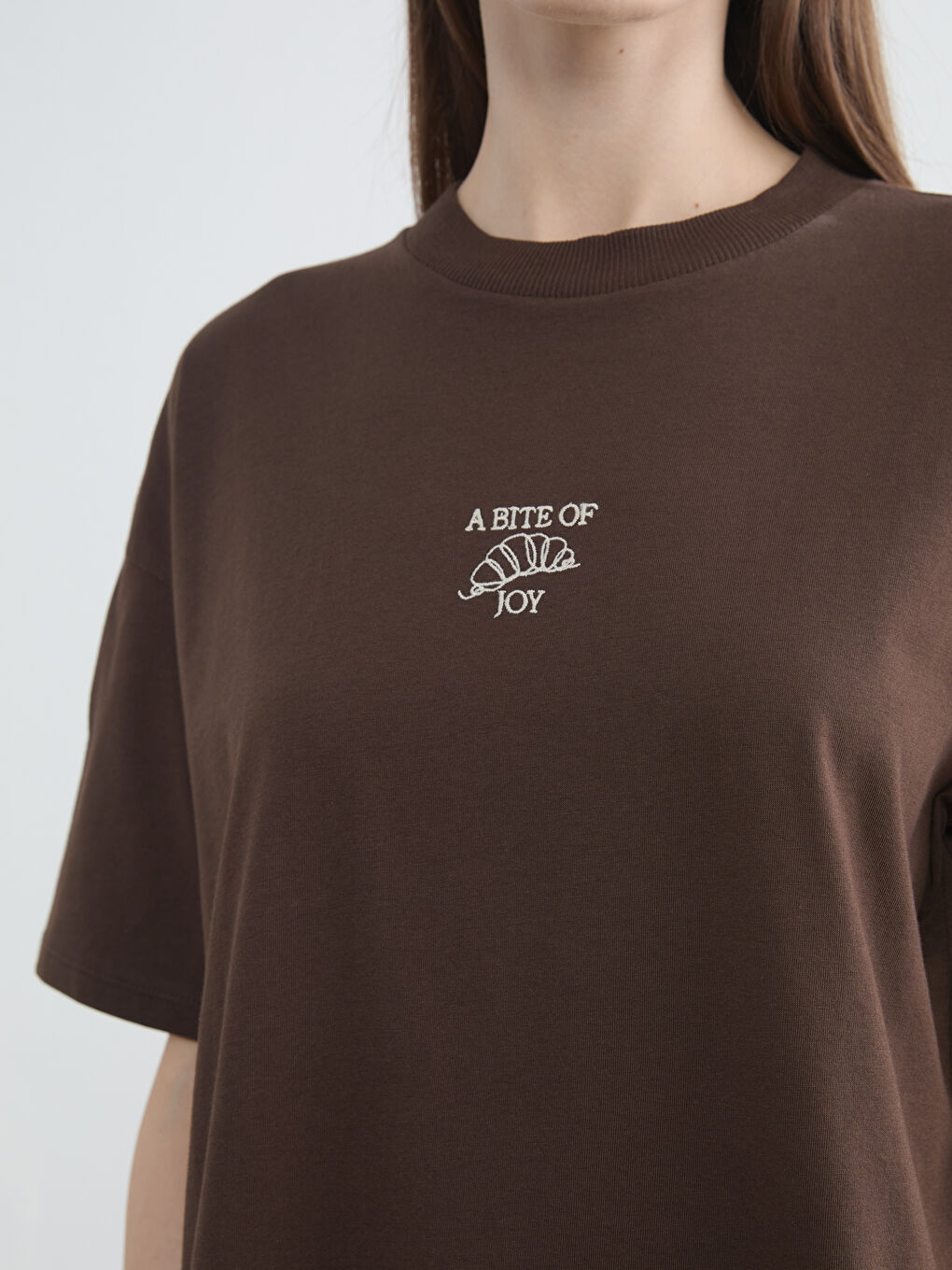 Kahverengi Bisiklet Yaka Baskılı Kadın Tişört-2