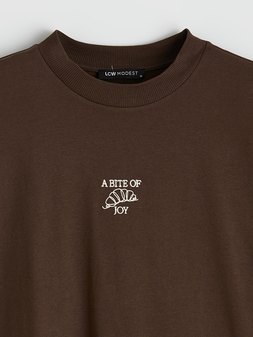 Kahverengi Bisiklet Yaka Baskılı Kadın Tişört-1