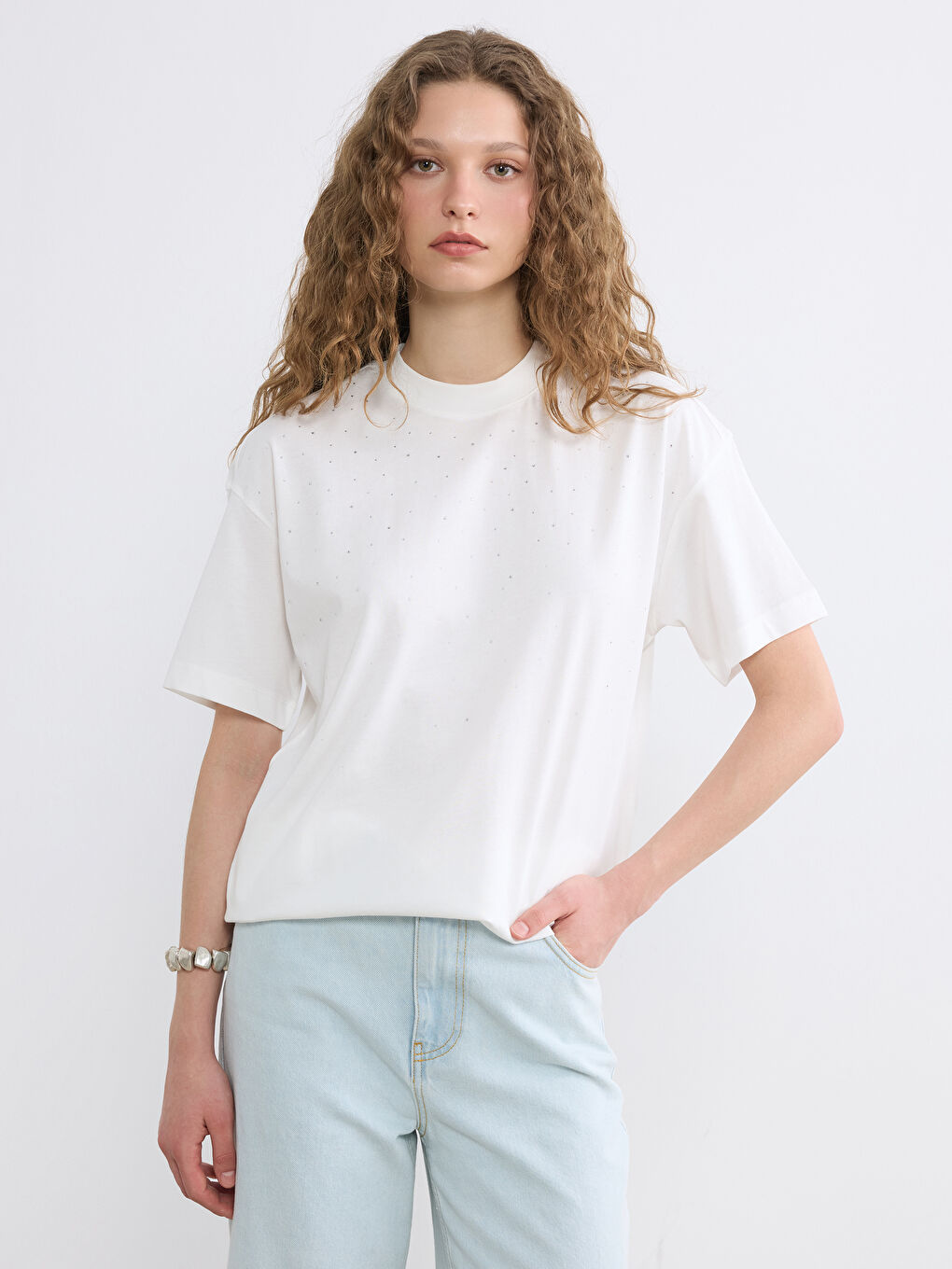 Beyaz Bisiklet Yaka Puantiyeli Kadın Tişört