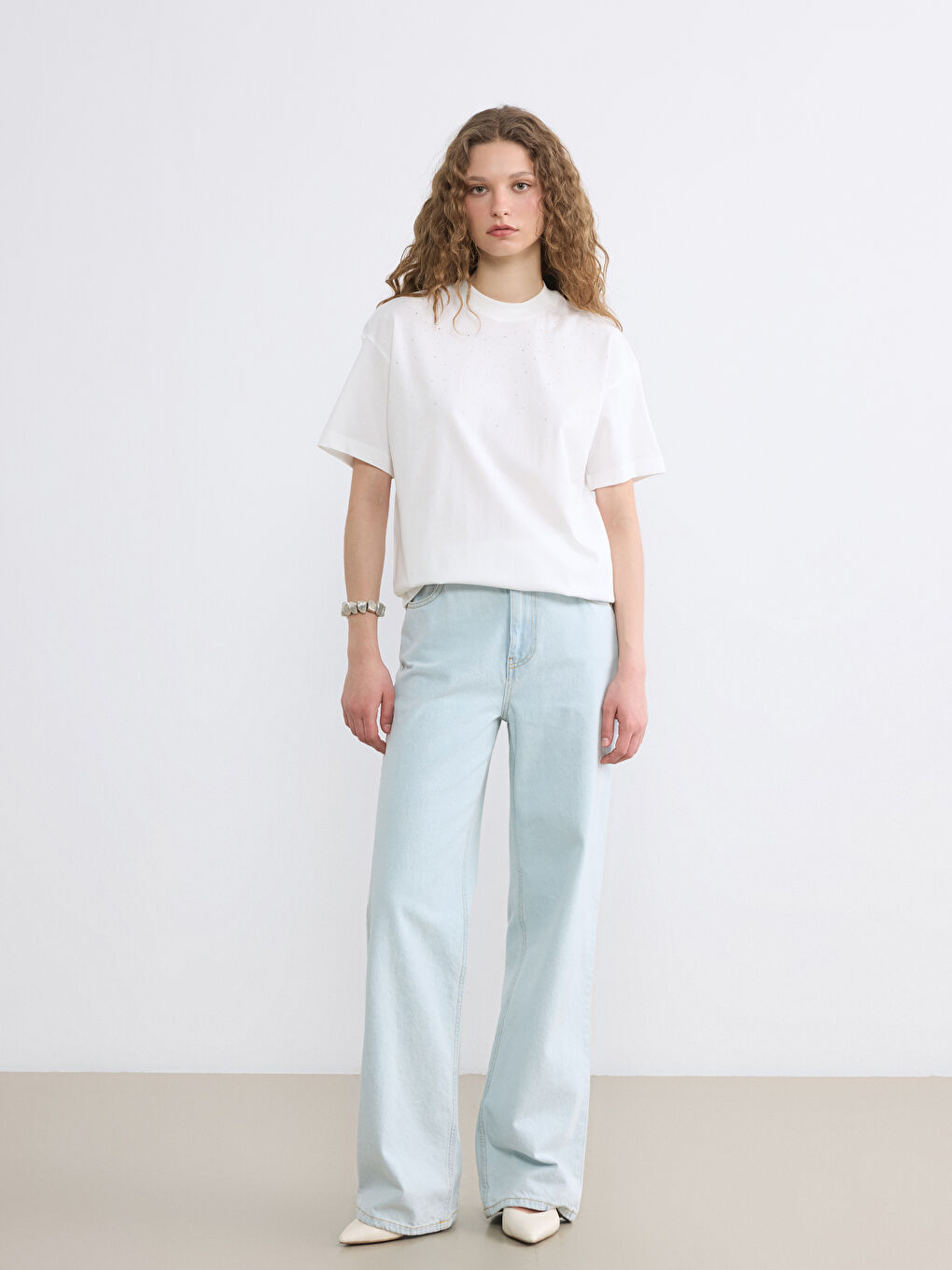 Beyaz Bisiklet Yaka Puantiyeli Kadın Tişört-1