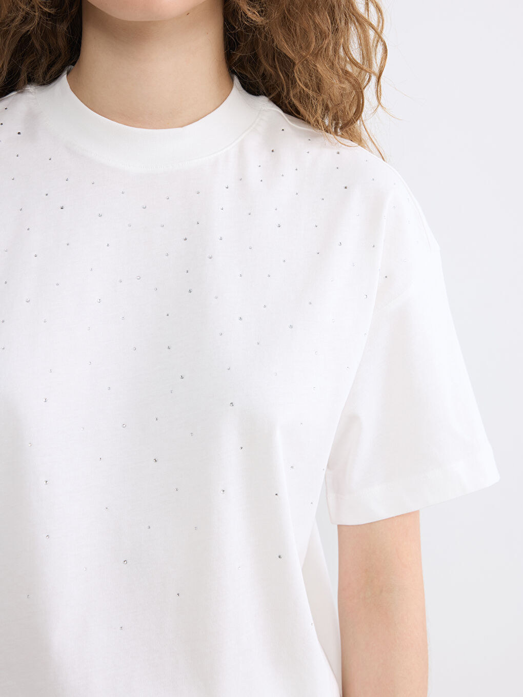 Beyaz Bisiklet Yaka Puantiyeli Kadın Tişört-2