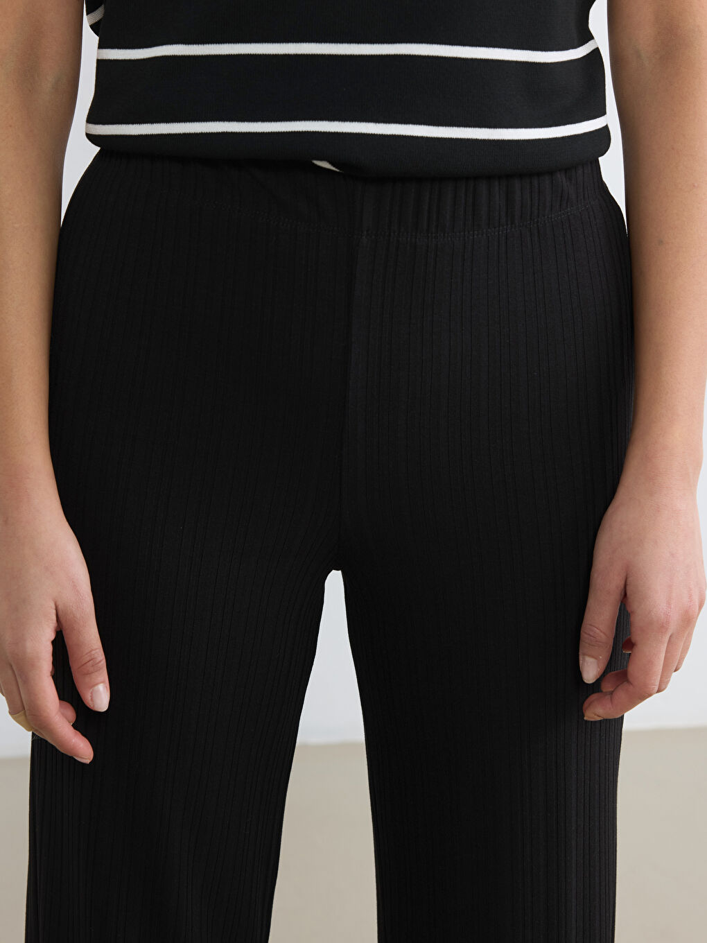 Siyah Beli Lastikli Dokulu Kadın Pantolon-2