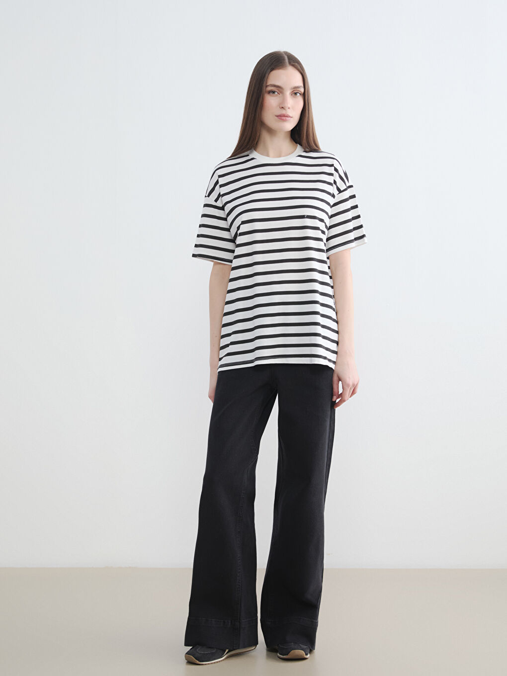 Siyah Bisiklet Yaka Çizgili Kadın Tişört-1
