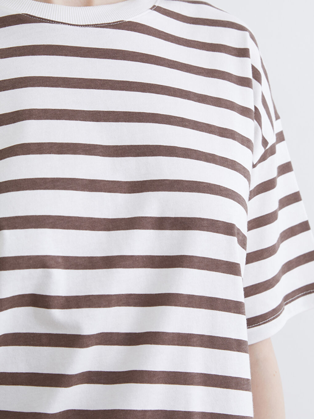 Kahverengi Bisiklet Yaka Çizgili Kadın Tişört-2