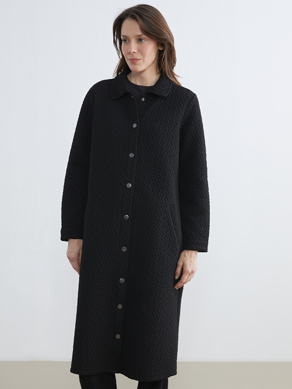 Siyah Hakim Yaka Kendinden Desenli Kadın Ferace