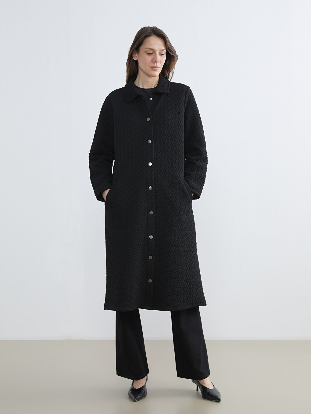 Siyah Hakim Yaka Kendinden Desenli Kadın Ferace-1