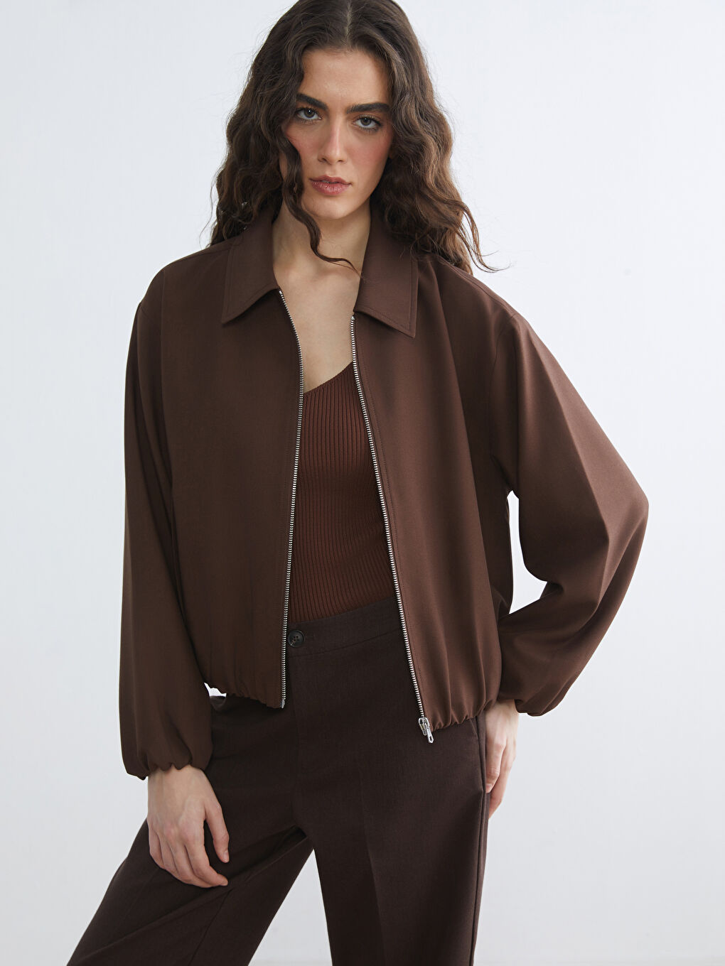 Jachetă pentru femei cu guler tip cămașă