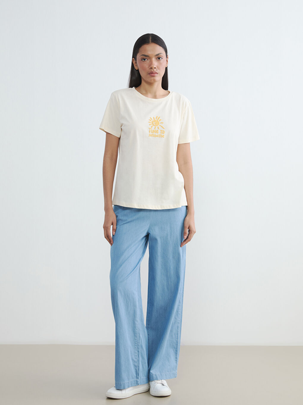 Bej Bisiklet Yaka Baskılı Kadın Tişört-1