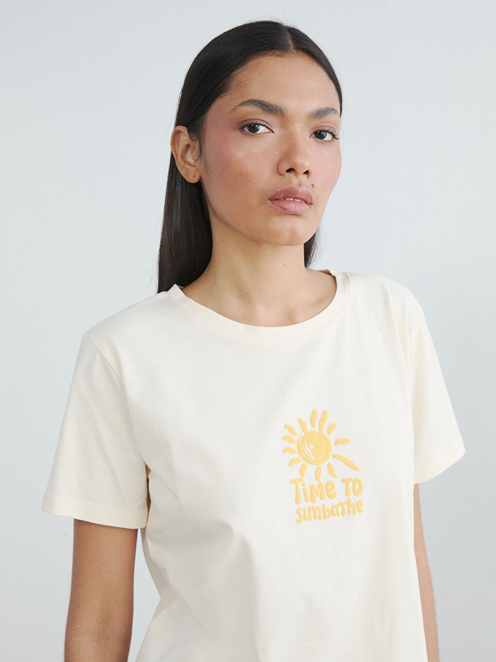 Bej Bisiklet Yaka Baskılı Kadın Tişört-2