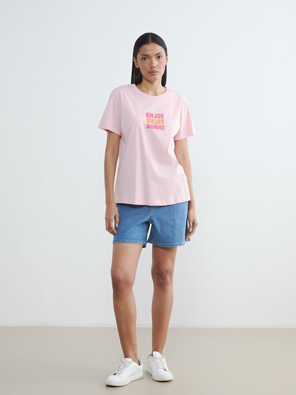 Pembe Bisiklet Yaka Baskılı Kadın Tişört-1