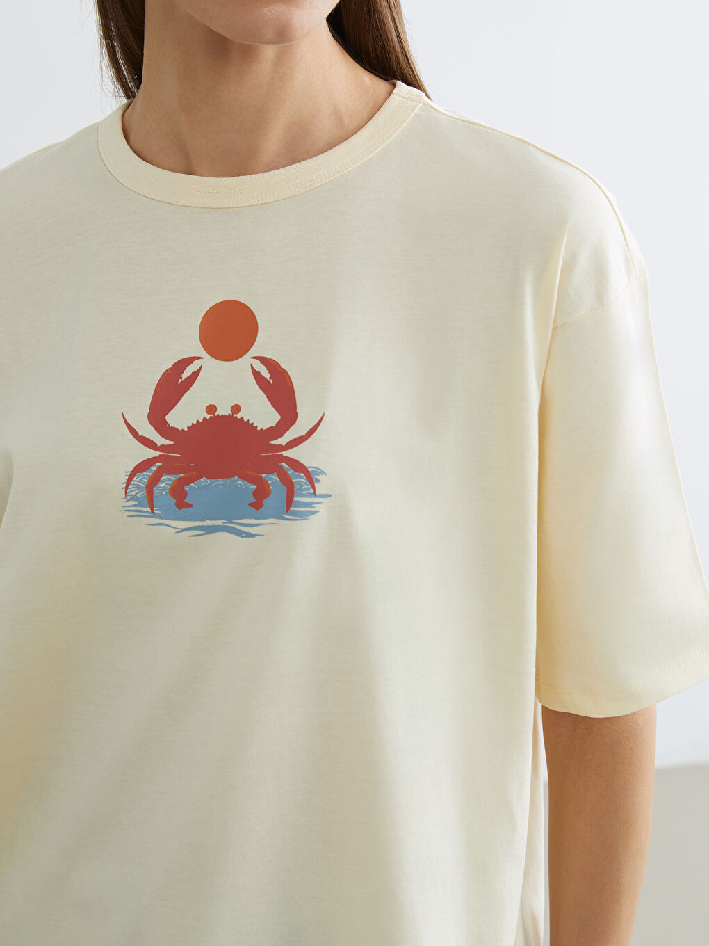 Bej Bisiklet Yaka Baskılı Oversize Kadın Tişört-2