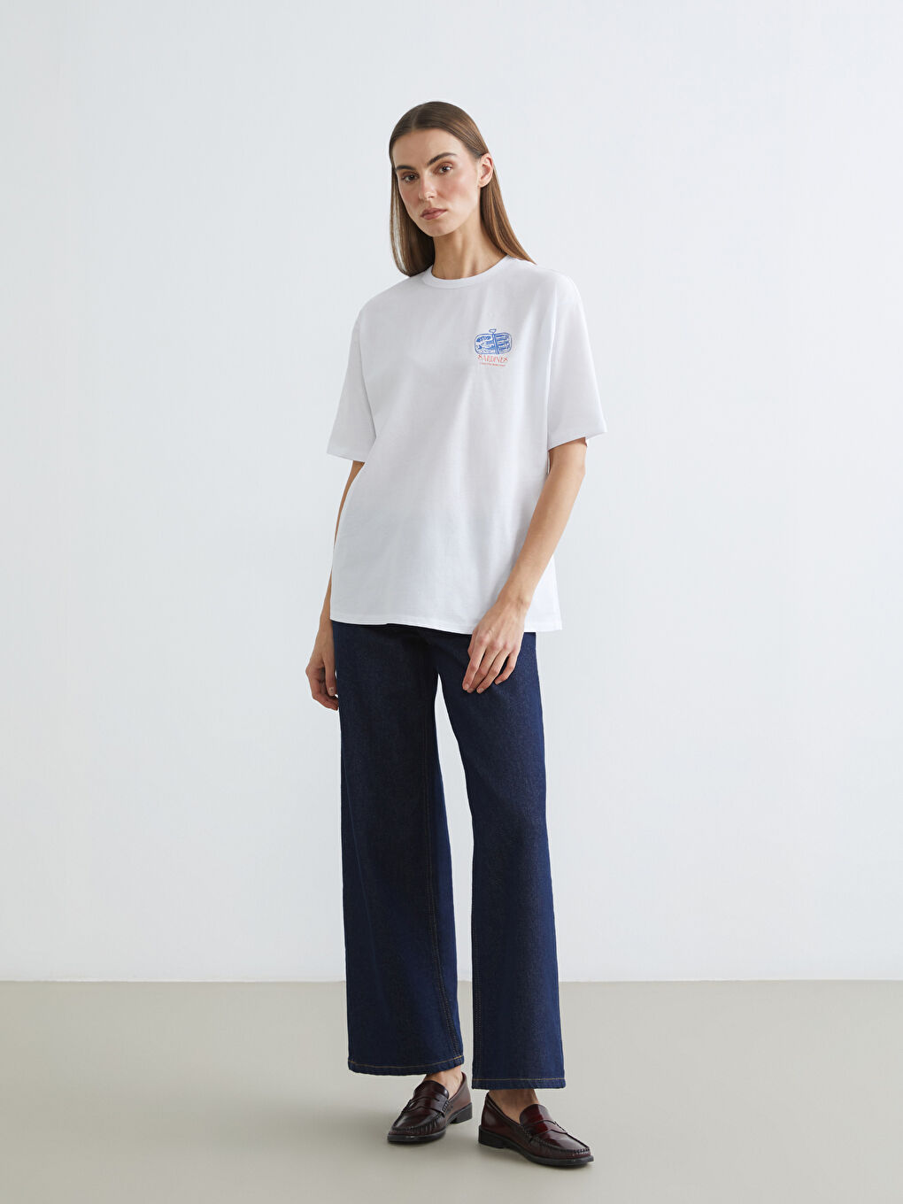 Beyaz Bisiklet Yaka Baskılı Oversize Kadın Tişört-1