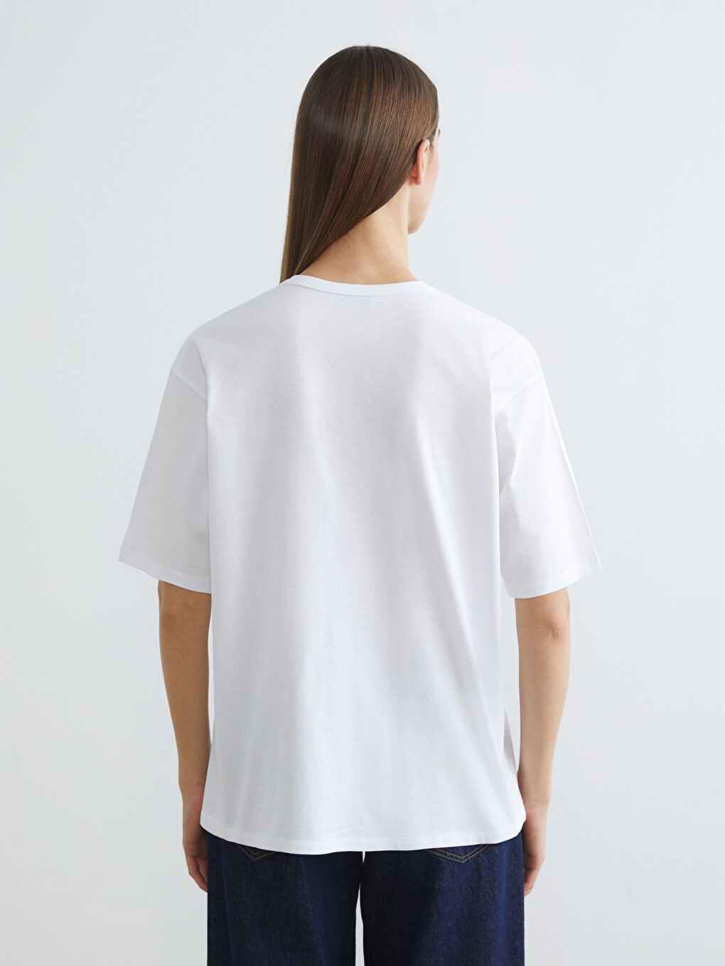 Beyaz Bisiklet Yaka Baskılı Oversize Kadın Tişört-3