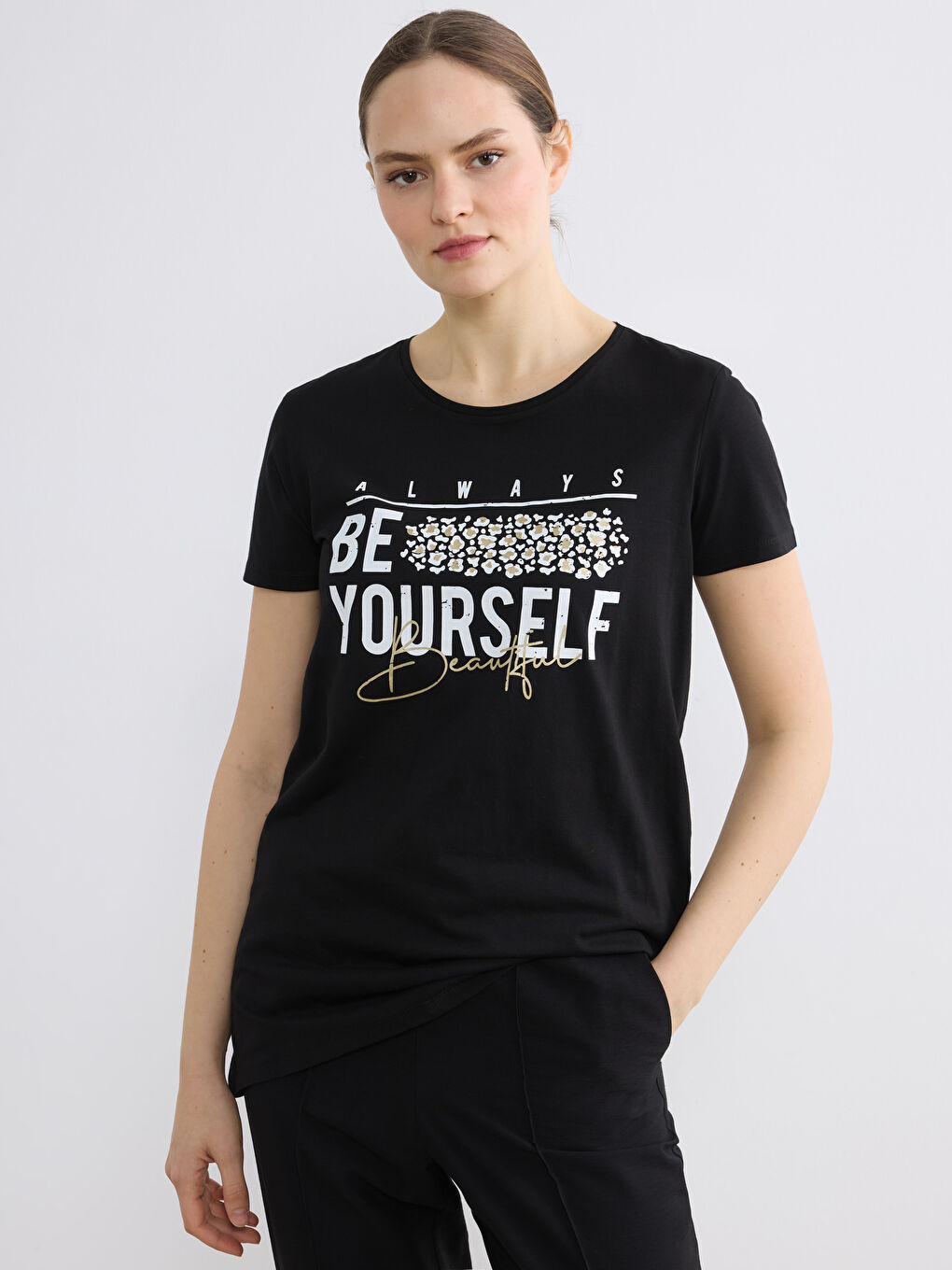 Siyah Bisiklet Yaka Baskılı Kadın Tişört