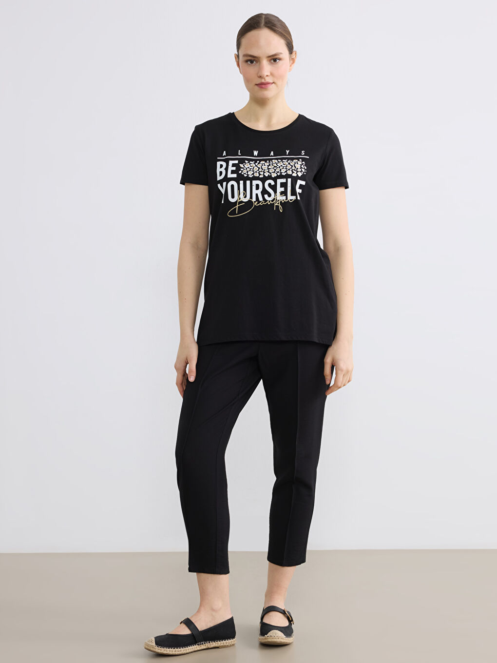 Siyah Bisiklet Yaka Baskılı Kadın Tişört-1