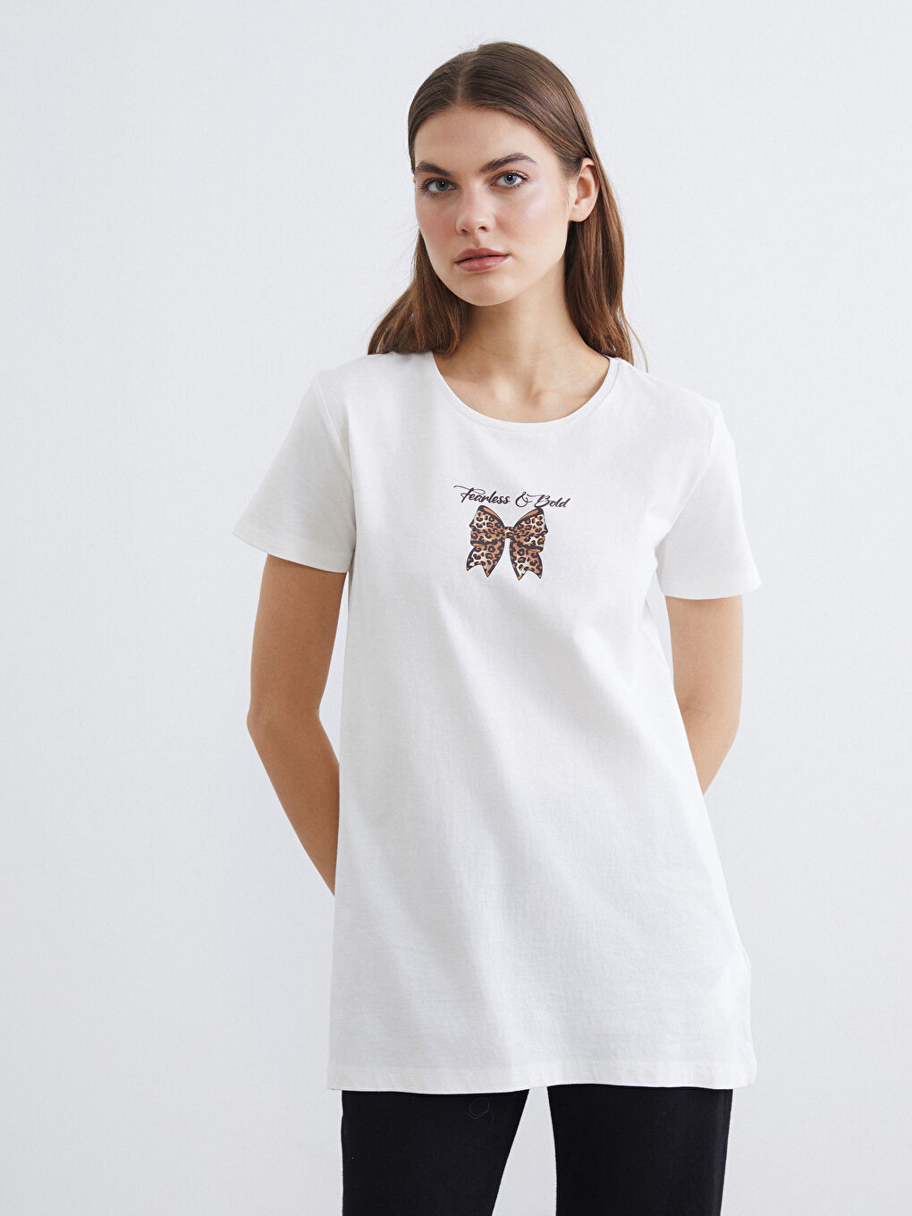 Beyaz Bisiklet Yaka Baskılı Kadın Tişört