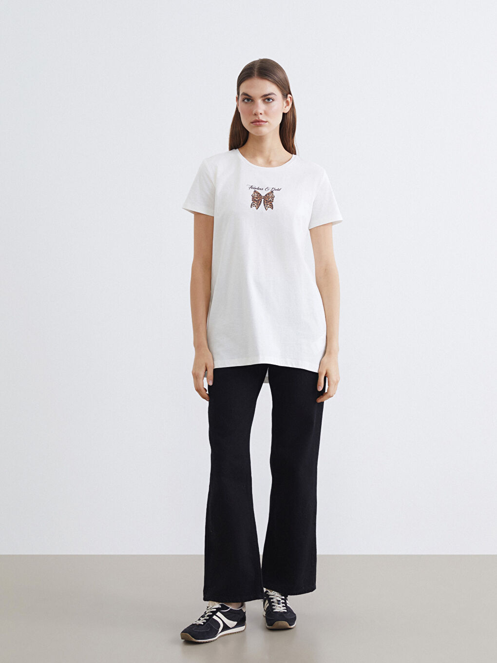 Beyaz Bisiklet Yaka Baskılı Kadın Tişört-1