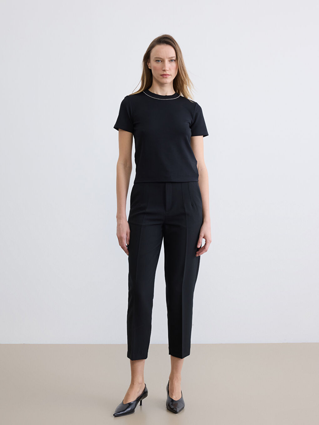 Siyah Bisiklet Yaka Taşlı Soft Touch Kadın Tişört-1