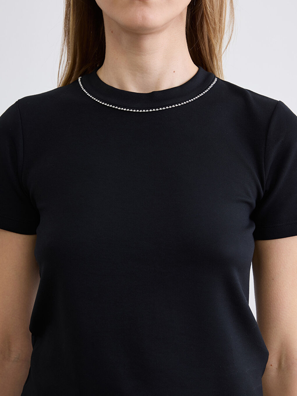 Siyah Bisiklet Yaka Taşlı Soft Touch Kadın Tişört-2